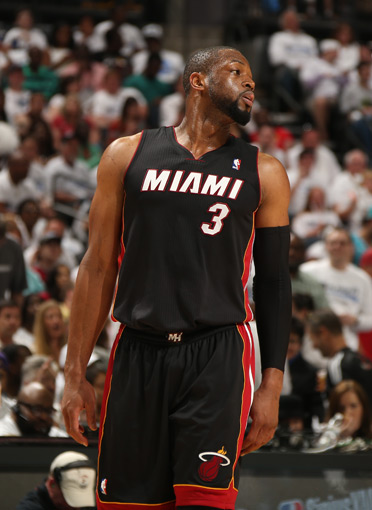 湖人险胜步行者！老詹绝杀，东契奇发力，3配角齐爆，里弗斯瑕疵