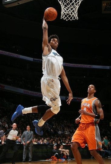 《神圣之门》童话城开启 懵懂少女加冕为王