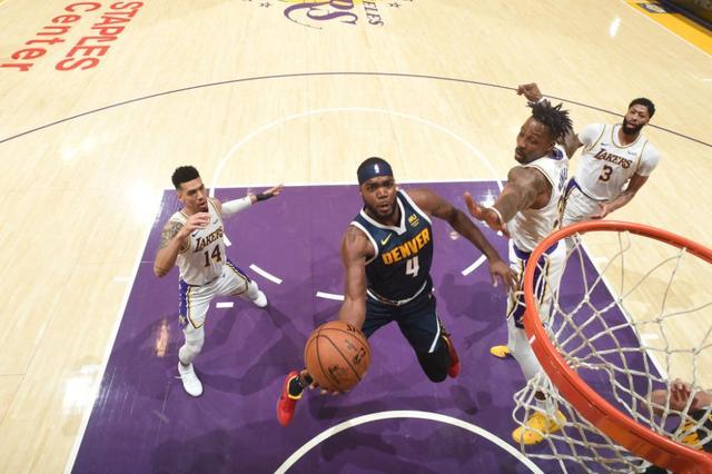 梅西：现代足球的永恒传奇