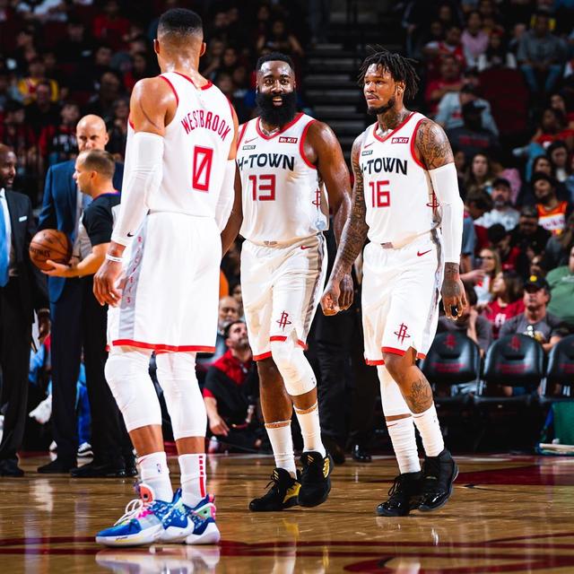 太尴尬！梁靖崑被观众“表白”，一脸严肃，孙颖莎偷笑，队友都懵了