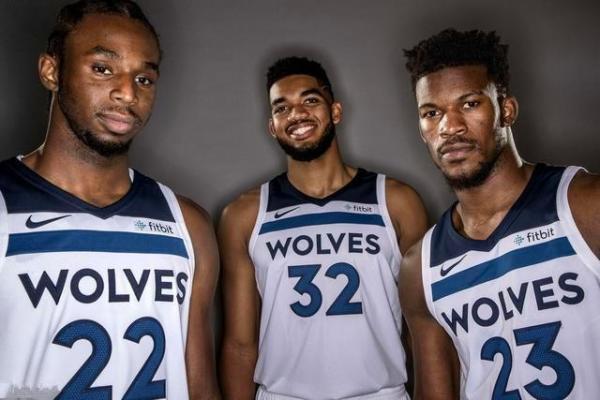 洛杉矶道奇队主帅罗伯茨获颁“2025 年度最佳主帅”，表彰其两连霸期间的调度